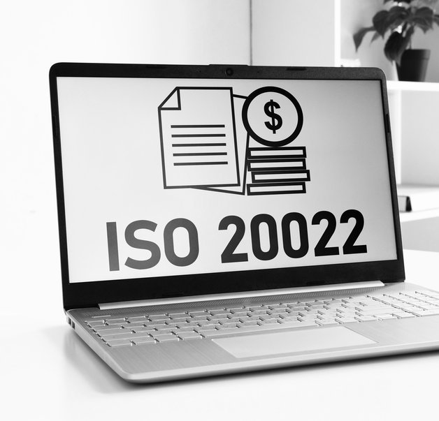 Laptop az „ISO 20022” felirattal
